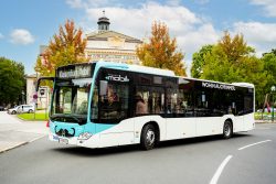 KMG-Bus vor dem Klagenfurter Stadttheater